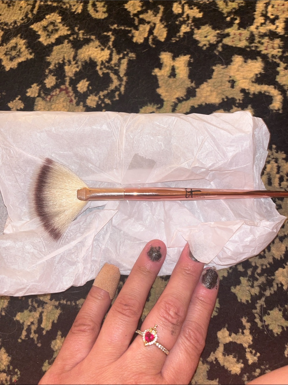 it cosmetics Rose Gold Fan Brush with White and Brown Bristles
